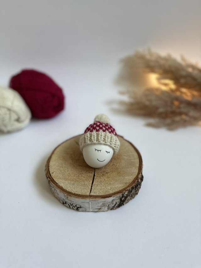 Czapeczka z pomponem na jajka wielkanocne - 1 szt.