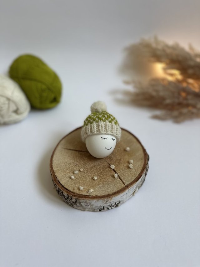 Czapeczka z pomponem na jajka wielkanocne - 1 szt.