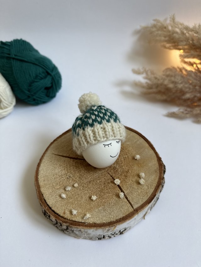 Czapeczka z pomponem na jajka wielkanocne - 1 szt.