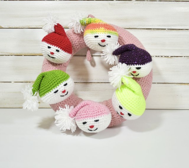 Świąteczny wianek z uroczymi skrzatami – unikalna dekoracja handmade!