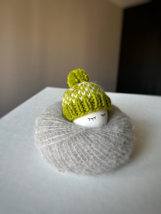 Czapeczka z pomponem na jajka wielkanocne - 1 szt.