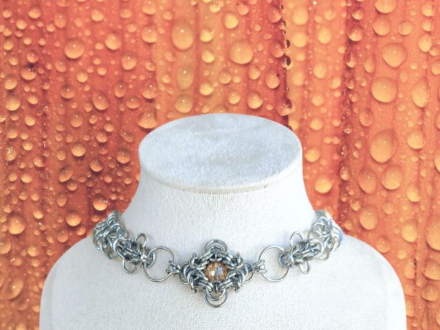 Ręcznie robiony choker chainmail – stal chirurgiczna & złoty fasetowany koralik