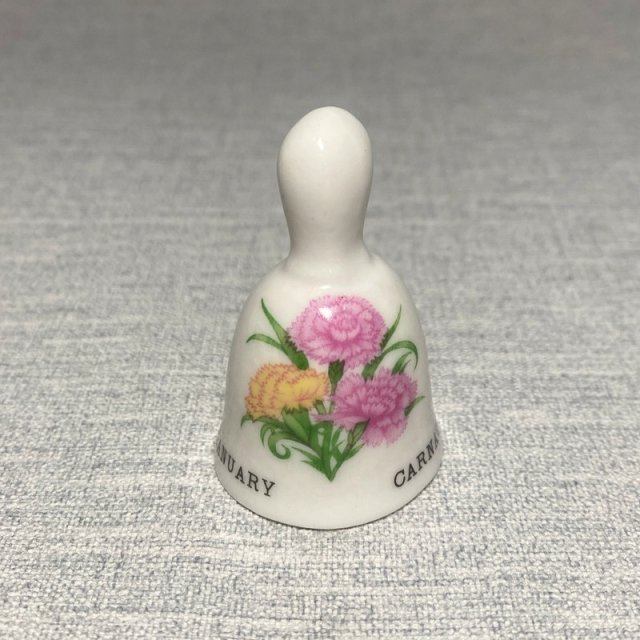 Porcelanowy dzwoneczek January carnation