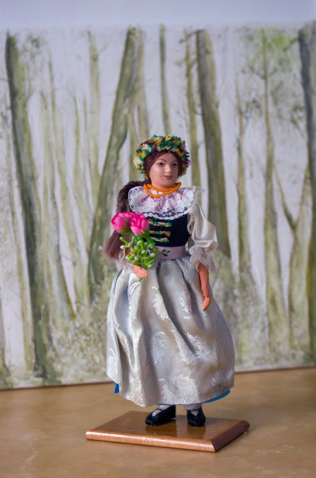 Lalka w stroju ludowym wys .24 cm