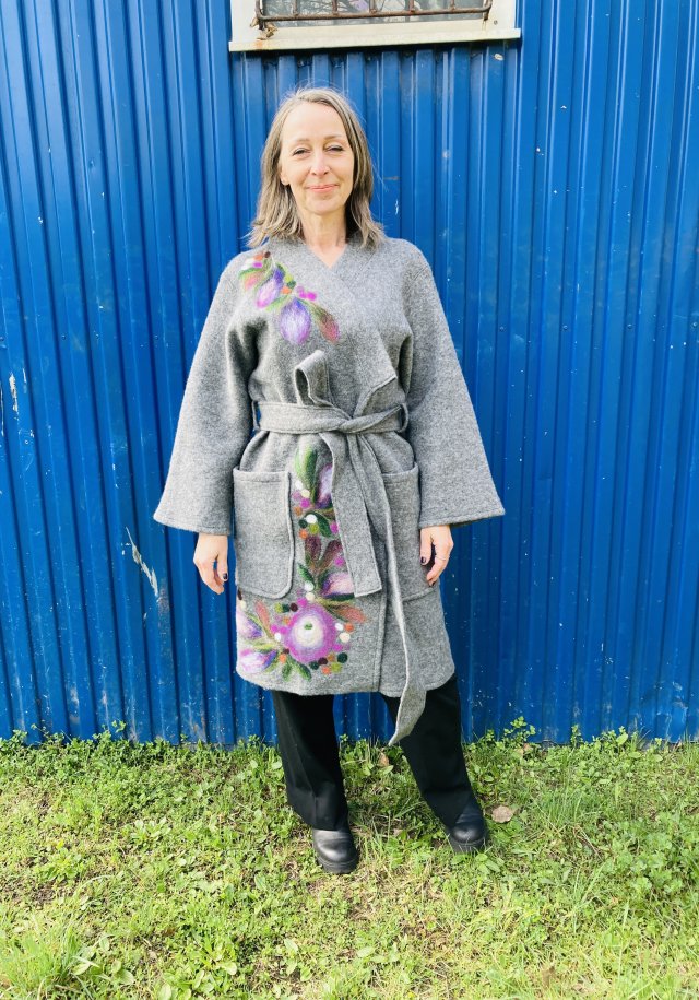 Kimono płaszcz filcowany kwietny wzór.