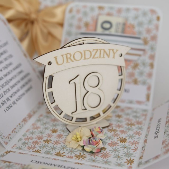 Pudełeczko prezent na 18 urodziny kartka 3d