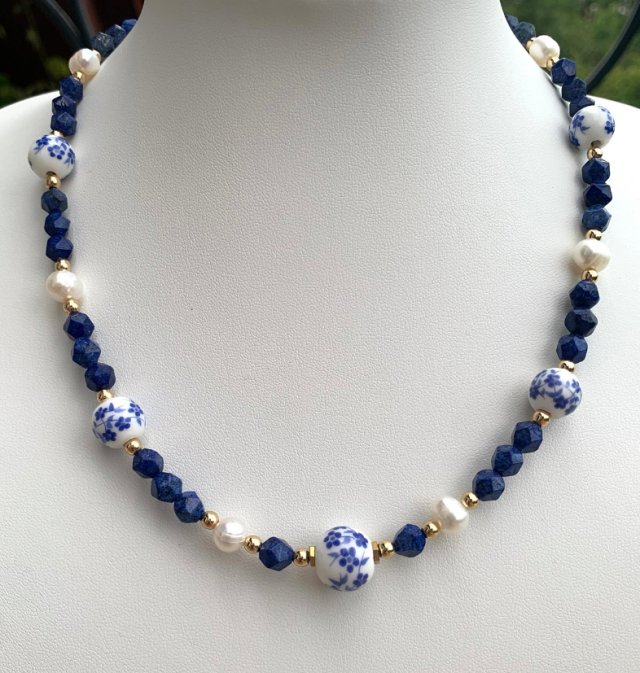 Naszyjnik z ceramiki i lapis lazuli