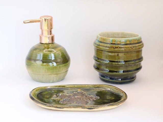 Zestaw ceramicznych akcesoriów łazienkowych – dozownik, kubek i mydelniczka, ręcznie robione, zielono-miedziana glazura