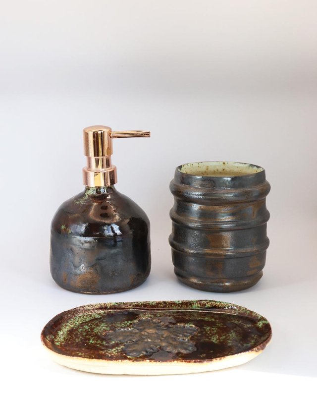 Zestaw ceramicznych akcesoriów łazienkowych – dozownik, kubek i mydelniczka, ręcznie robione, miedziana glazura loftowy designe