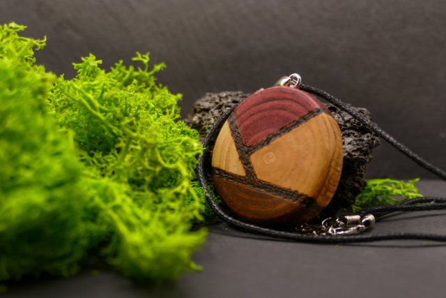 Drewniany wisiorek - ręcznie zrobiony naszyjnik z drewna, bejcowany- Kratka - dla Niej, oryginalna biżuteria handmade