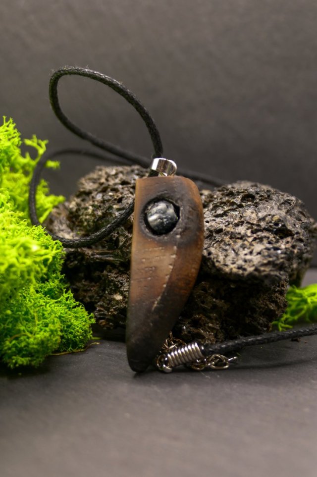 Drewniany wisiorek - Szkalny pazur - ręcznie zrobiony naszyjnik z drewna orzecha, bejcowany - dla Niej, oryginalna biżuteria handmade