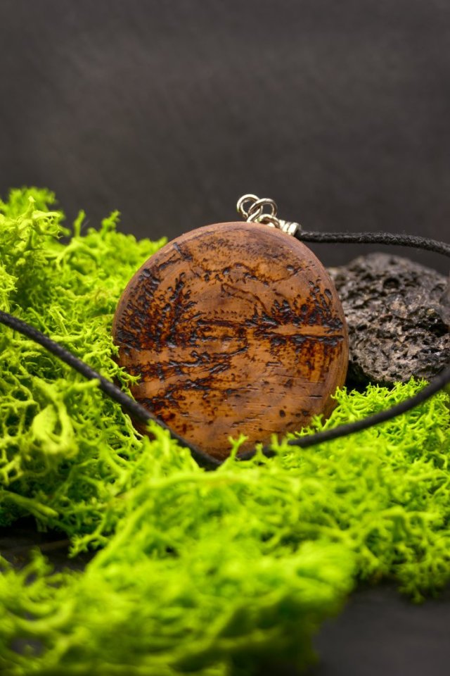 Drewniany wisiorek - Górskie jezioro - ręcznie zrobiony naszyjnik z drewna brzozy, bejcowany - dla Niej, oryginalna biżuteria handmade