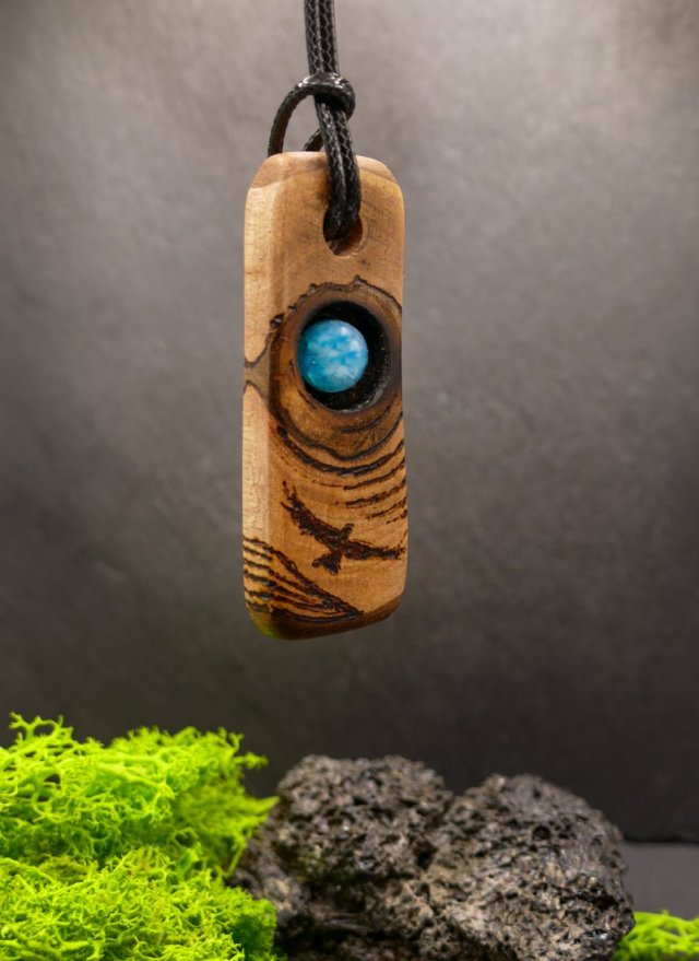 Drewniany wisiorek - Podniebny turkus - ręcznie zrobiony naszyjnik z drewna orzecha, bejcowany - dla Niej, oryginalna biżuteria handmade