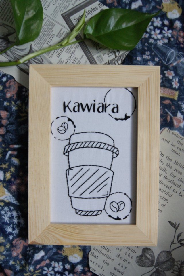 Kawiara - haft w ramce (drewno)