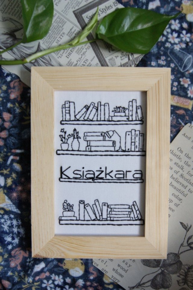 Książkara - haft w ramce (drewno)