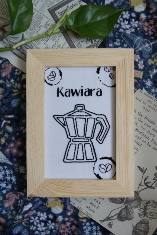 Kawiara - haft w ramce (drewno)