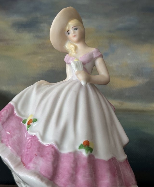 Różowa Dama  porcelanowa figurka ręcznie malowana