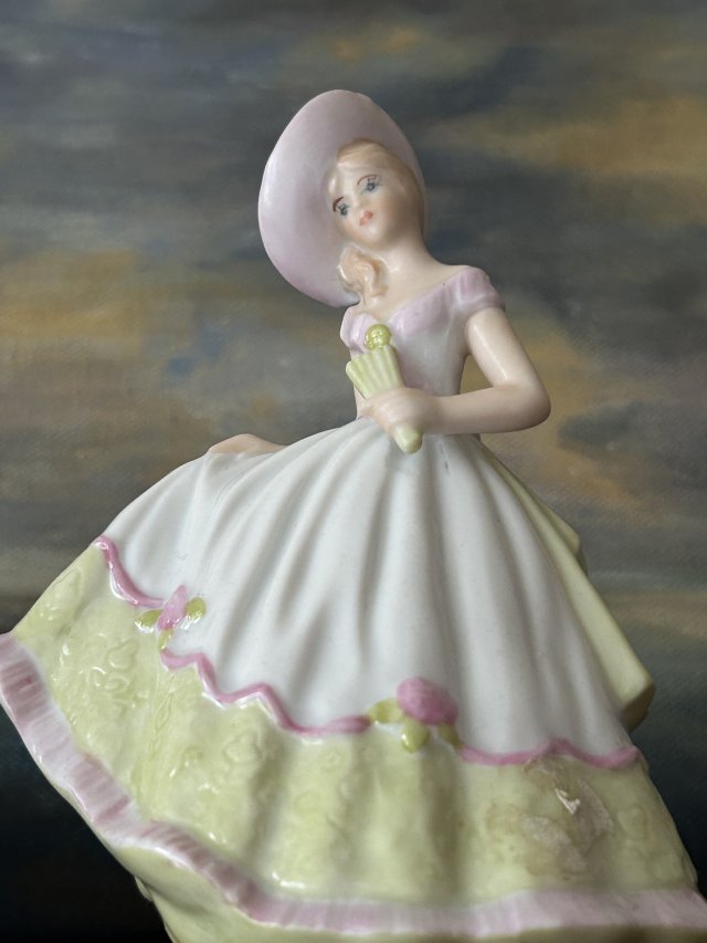 Pastelowa Dama -  porcelanowa figurka ręcznie malowana