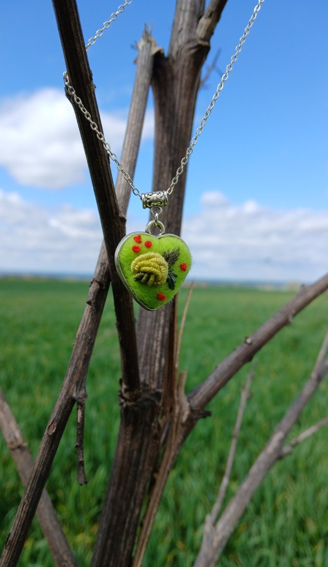 Ręcznie haftowany wisiorek  LEDA