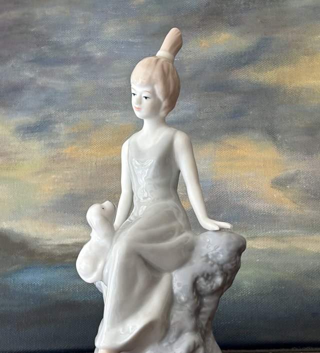 w stylu Nao Lladro -niespotykana porcelanowa figurka 19,5 cm  wysokości -ciekawe połączenie wykończenia biskwitowego i błyszczącego