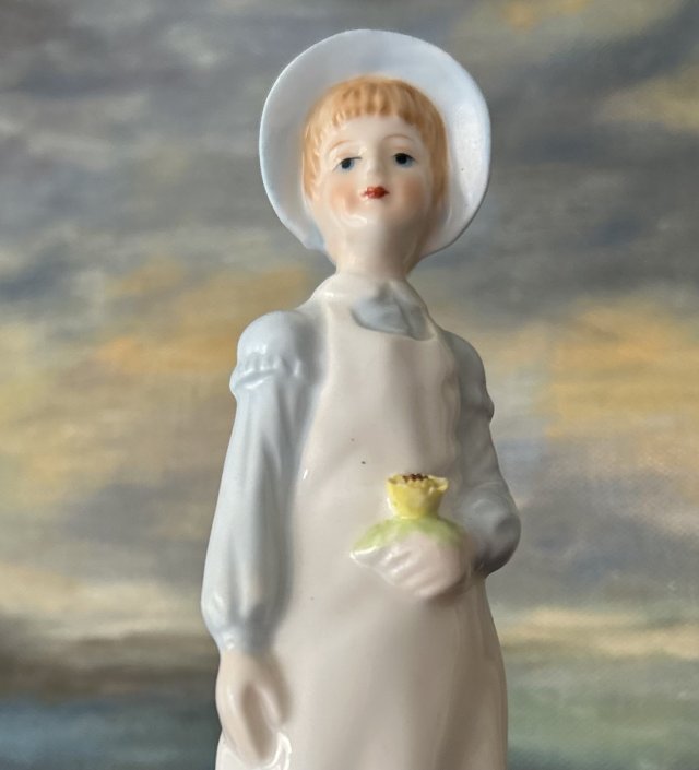 Urocza porcelanowa figurka ręcznie malowana
