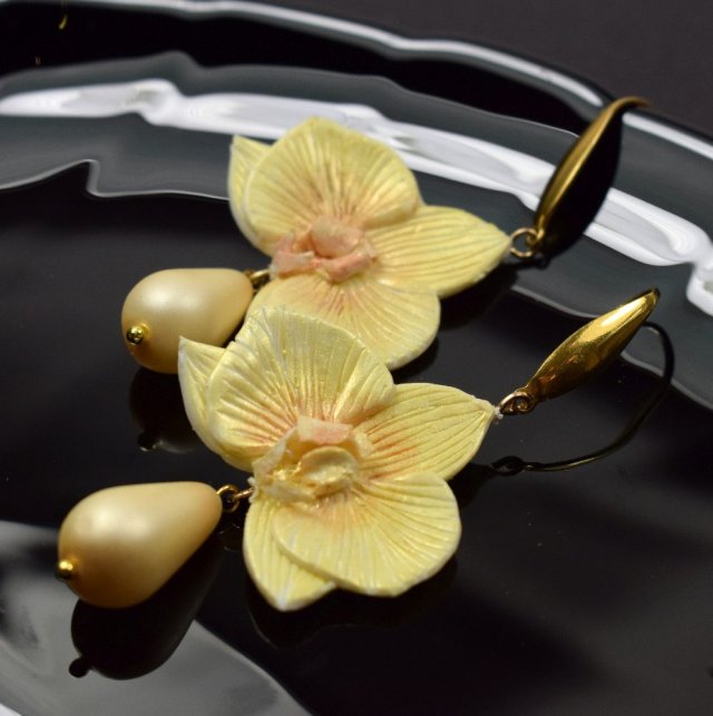 Kolczyki orchidee ze szklaną kroplą w delikatnym odcieniu złota