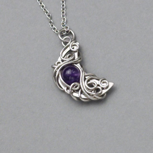 Wisiorek księżyc fioletowy ametyst, półksiężyc, wire wrapping, stal chirurgiczna, unikatowy, lunula