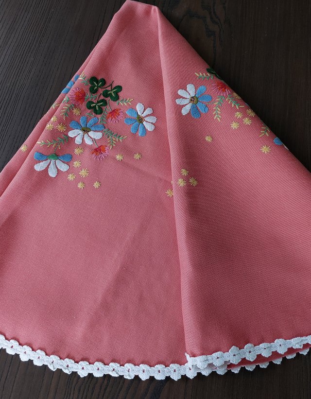 Haftowany duży obrus kwiatowy wzór  vintage retro rustykalny styl farmhouse  wiejski styl dom