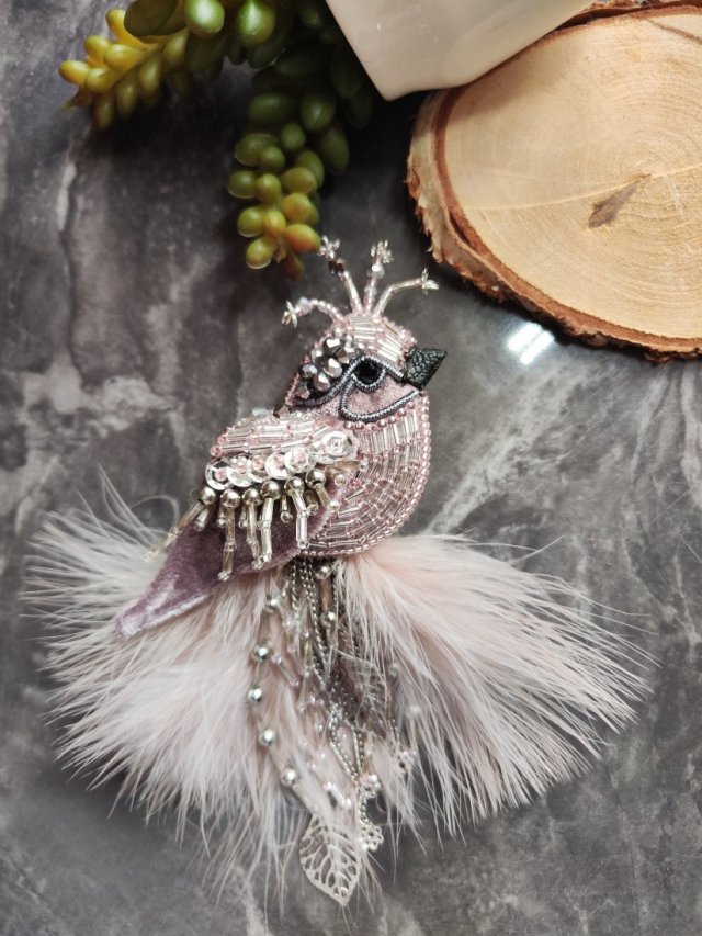 Broszka Velvet Bird z wymiennymi piórami – Unikalna biżuteria 3D wyszywana