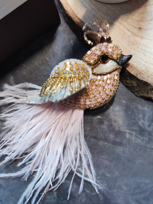 Unikalna broszka ptak – haft, kryształki i pióra – prezent handmade