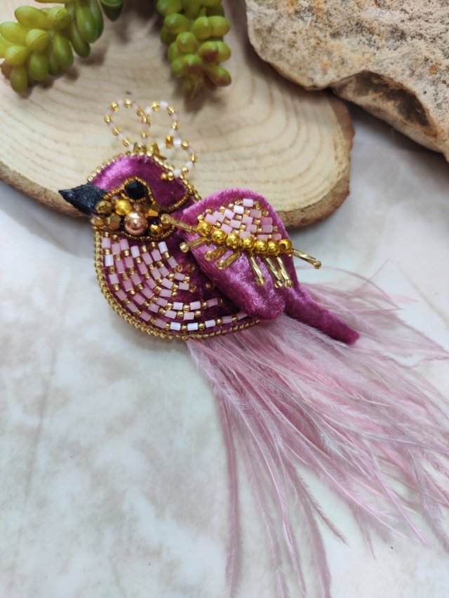 Artystyczna broszka z piór – biżuteria handmade dla miłośniczek stylu