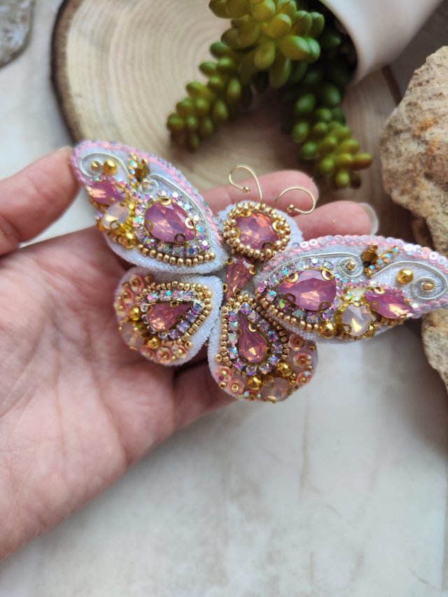 Luksusowa broszka 3D motyl z haftem – Ręcznie robiona biżuteria artystyczna