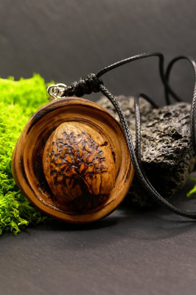 Drewniany wisiorek - Orzech - ręcznie zrobiony naszyjnik z drewna brzozy, bejcowany - dla Niej, handmade, oryginalna biżuteria na Dzień Matki