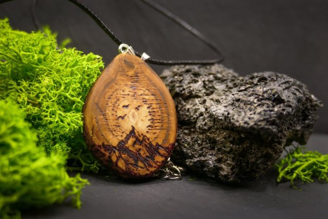 "Górski szczyt" – zawieszka z duszą podróżnika, pirografia, brzoza, handmade, dzień matki