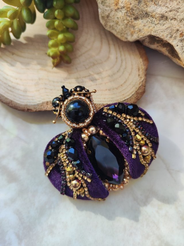Artystyczna broszka z koralików – Unikalna biżuteria handmade