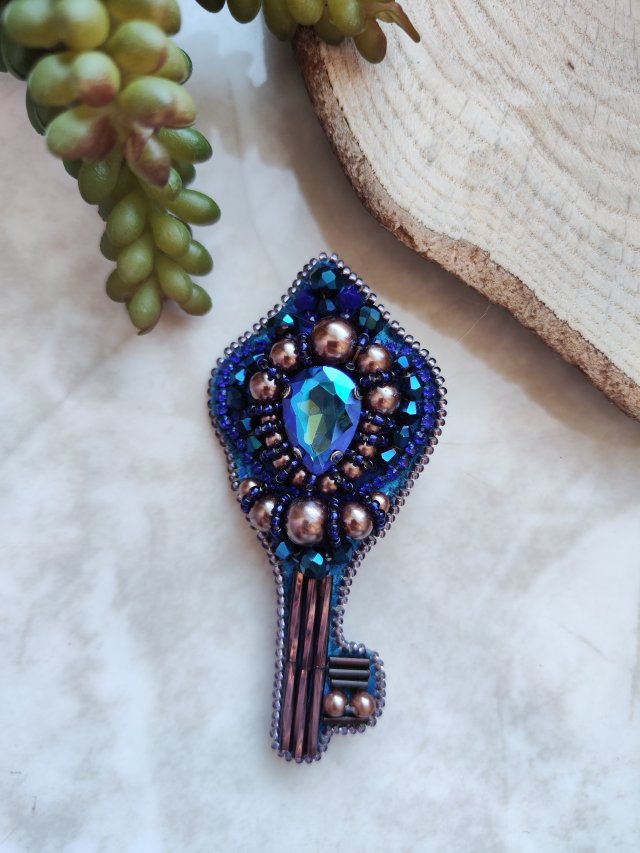 Broszka z motywem Klucza – Elegancka biżuteria handmade z kryształkami