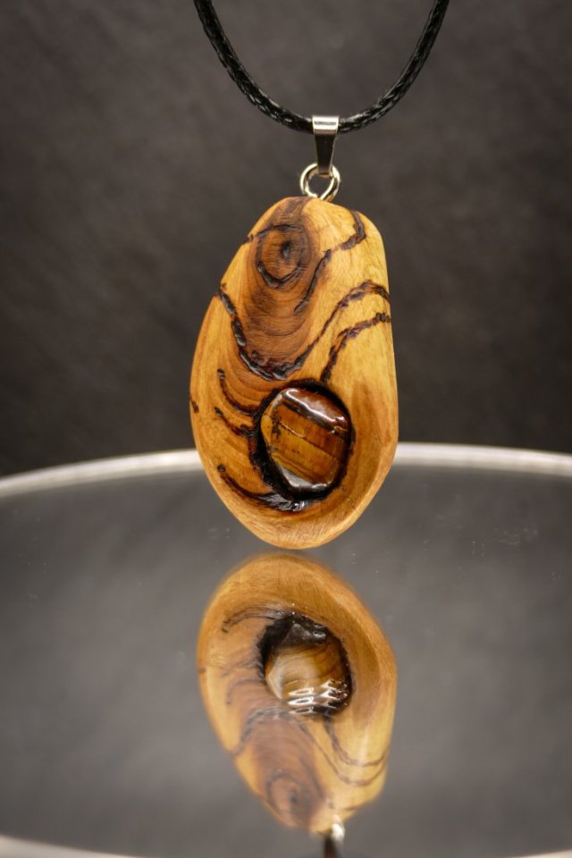 Wisiorek "Tygrysie Oko w octowcu"–amulet z duszą-octowiec,pirografia, prezent -Dzień Matki, Unique Jewelry Design; Luxury Wooden Jewellery
