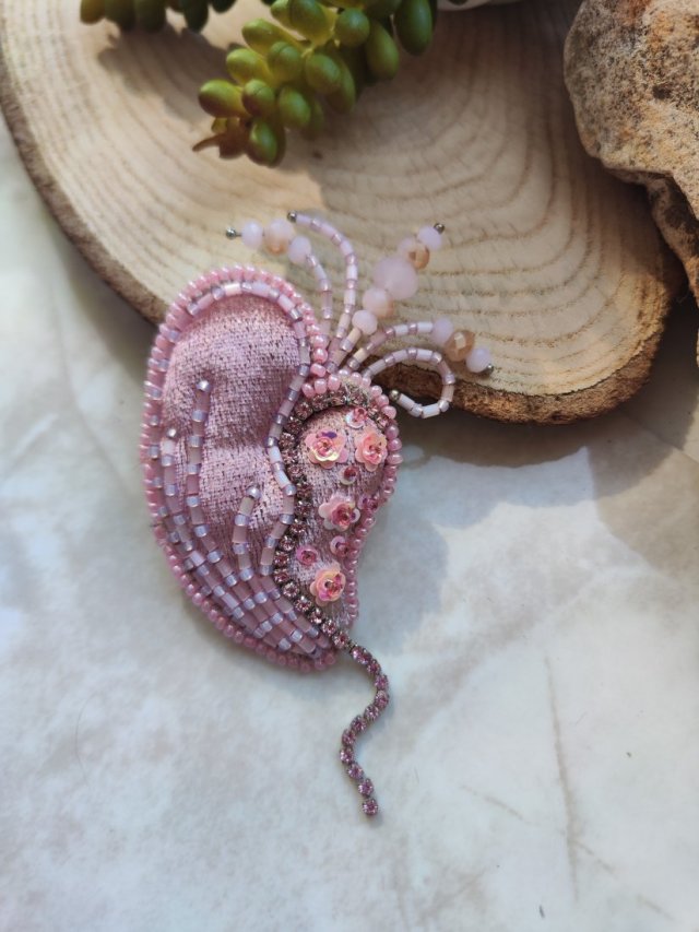 Wyjątkowa broszka handmade z koralików i kryształów – elegancki prezent dla kobiety