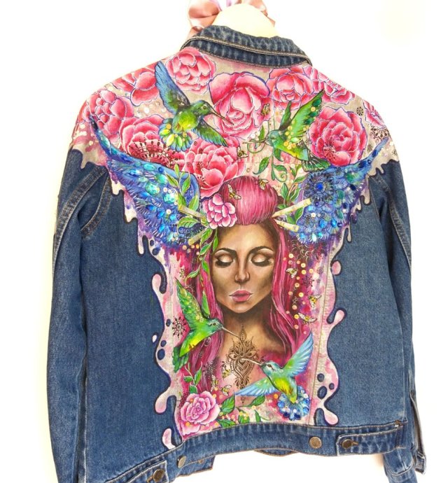 Unikalna kurtka jeansowa z ręcznie malowanym portretem – Boho styl, personalizowana moda artystyczna