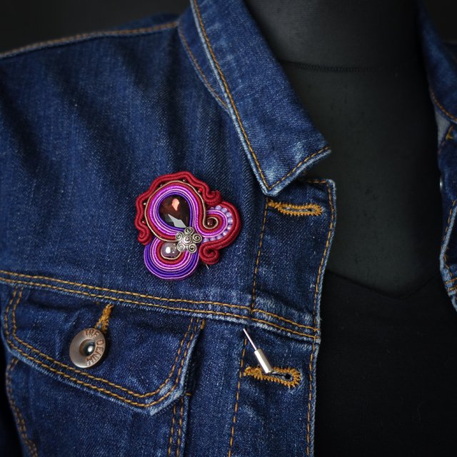 Bordowa broszka soutache