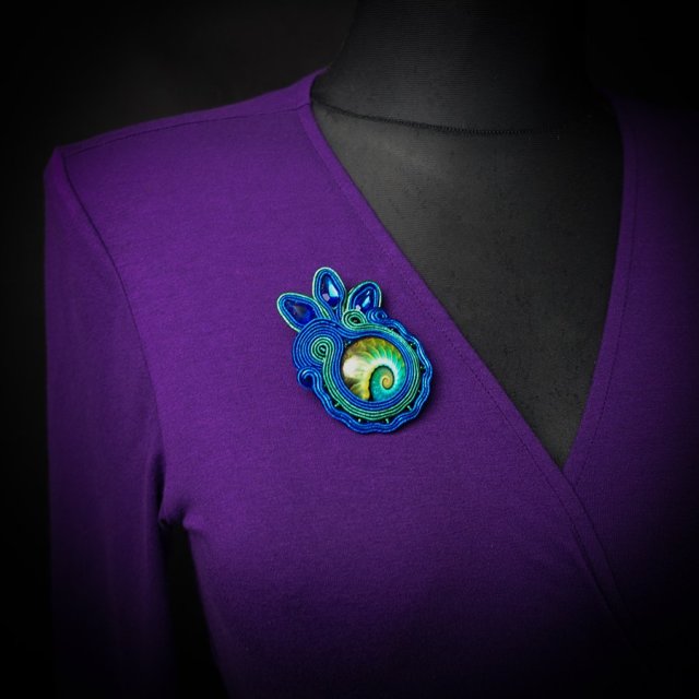 Zielono-kobaltowa broszka soutache