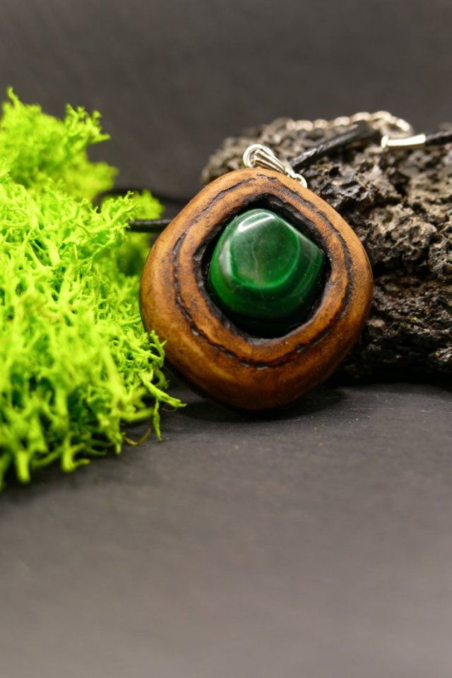 Wisiorek "Magia Malachitu"–amulet z duszą-brzoza,pirografia, prezent -Dzień Matki, Unique Jewelry Design; Luxury Wooden Jewellery