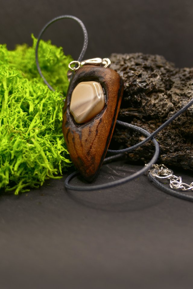 Wisiorek - Krzemień Pasiasty – biżuteria z duszą ziemi, pirografia, handmade, prezent Dzień Matki Unique Jewelry Design; Luxury Wooden Jewellery