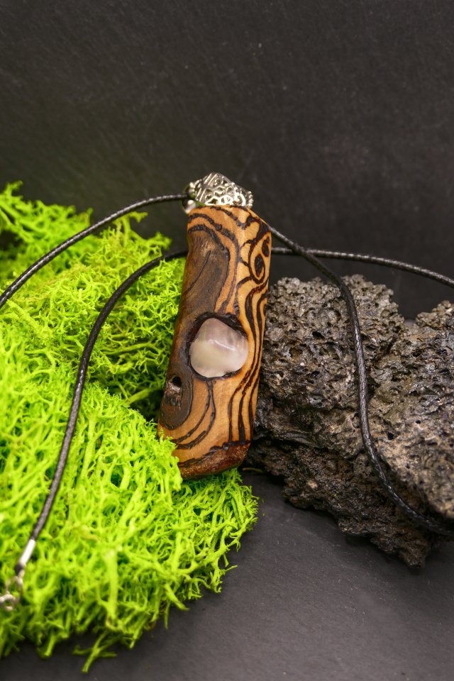 Wisiorek - Wisiorek - Kwarc różowy i orzech – biżuteria z duszą ziemi, pirografia, handmade, prezent Dzień Matki Unique Jewelry Design; Luxury Wooden 