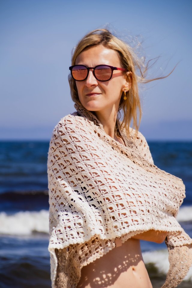 Duża chusta szydełkowa w eleganckich odcieniach beżu i brązu