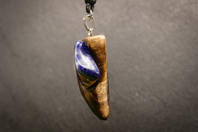 Wisiorek z orzecha i sodalitu – organiczna przestrzeń w drewnie, – biżuteria z duszą ziemi, pirografia, handmade, prezent Dzień Matki Unique Jewelry D