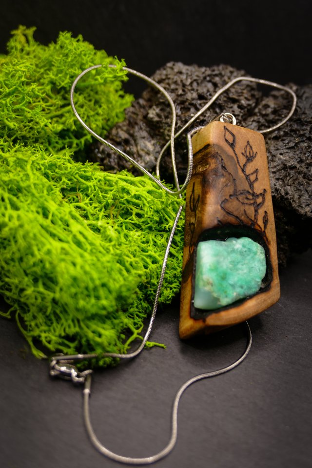 Wisiorek z orzecha z chryzoprazem – roślinna opowieść w drewnie  – biżuteria z duszą ziemi, pirografia, handmade, prezent Dzień Matki Unique Jewelry D