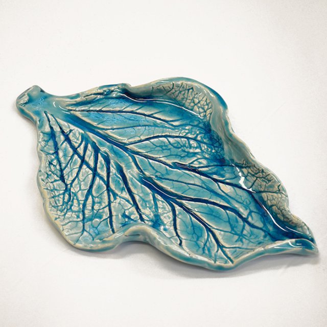 Ceramiczny listek. Patera, podstawka na świeczki. Ręcznie robione