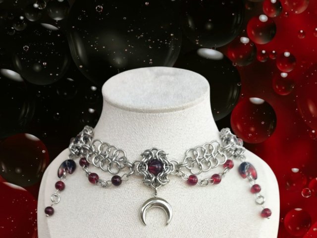 Zanurz się w klimat mrocznej elegancji z tym ręcznie wykonanym naszyjnikiem typu choker inspirowanym królewską estetyką, gotykiem i tajemniczą aurą kr