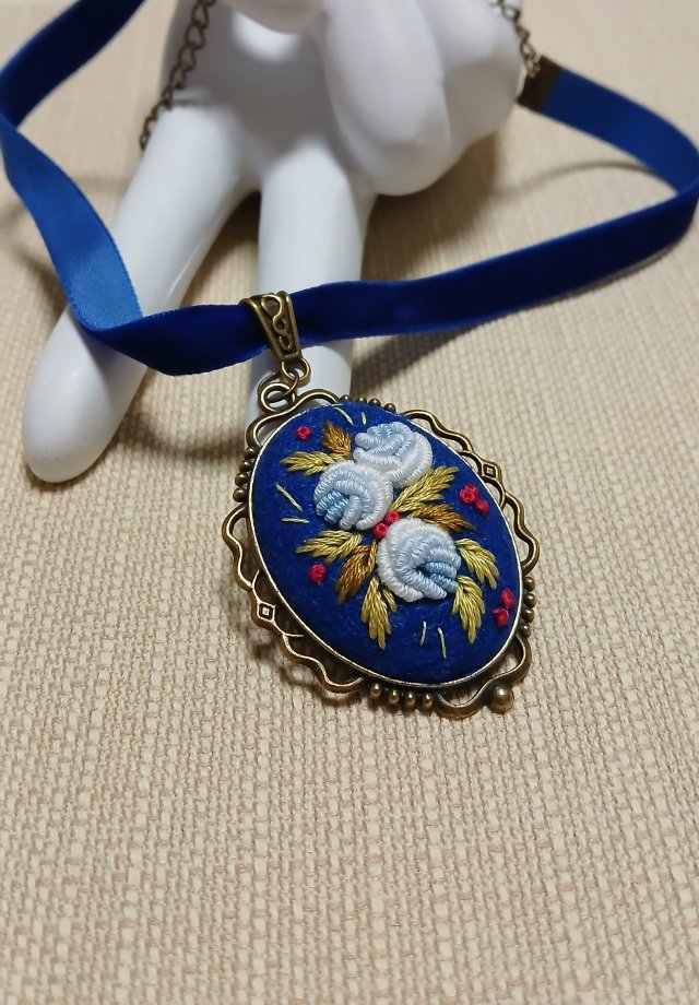 Ręcznie haftowany choker  BLUE SKY